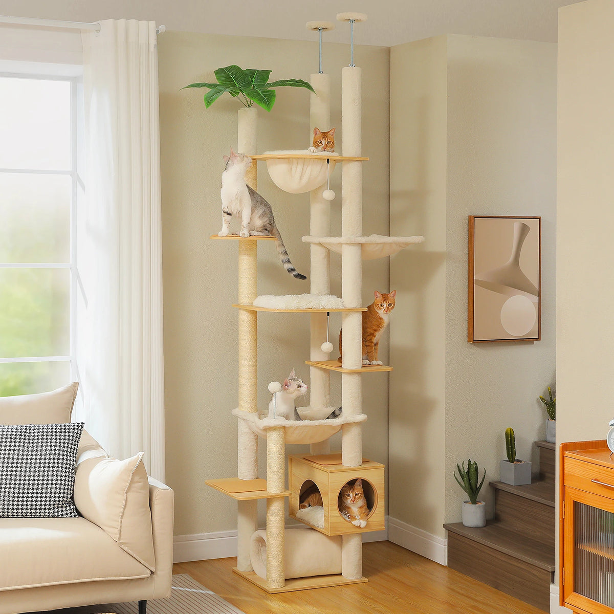 Arbre à chat beige du sol au plafond avec hamacs, dans un salon