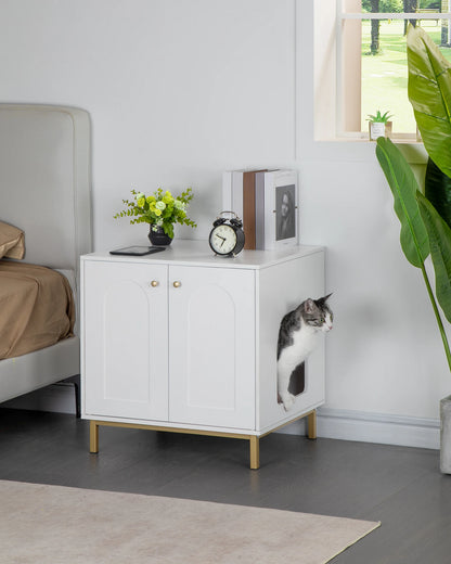 Meuble cache-litière utilisé comme table de chevet dans une chambre