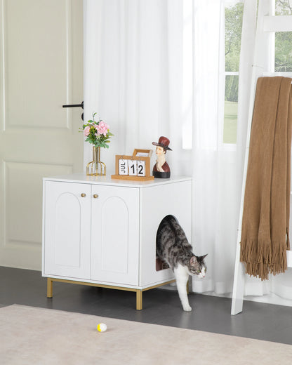 Meuble cache-litière blanc dans une entrée, chat qui en sort