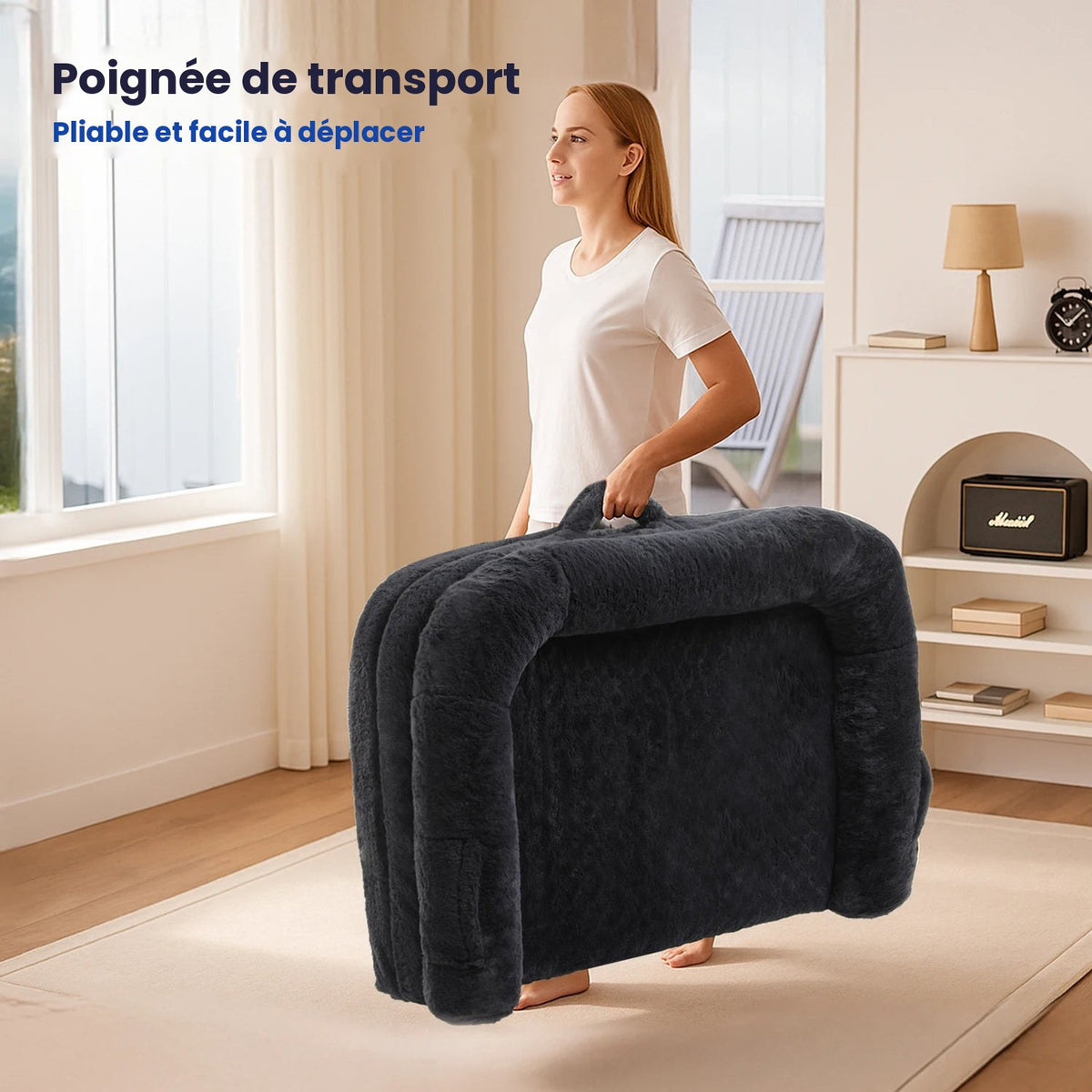 Lit pour chien plié, porté par sa poignée de transport